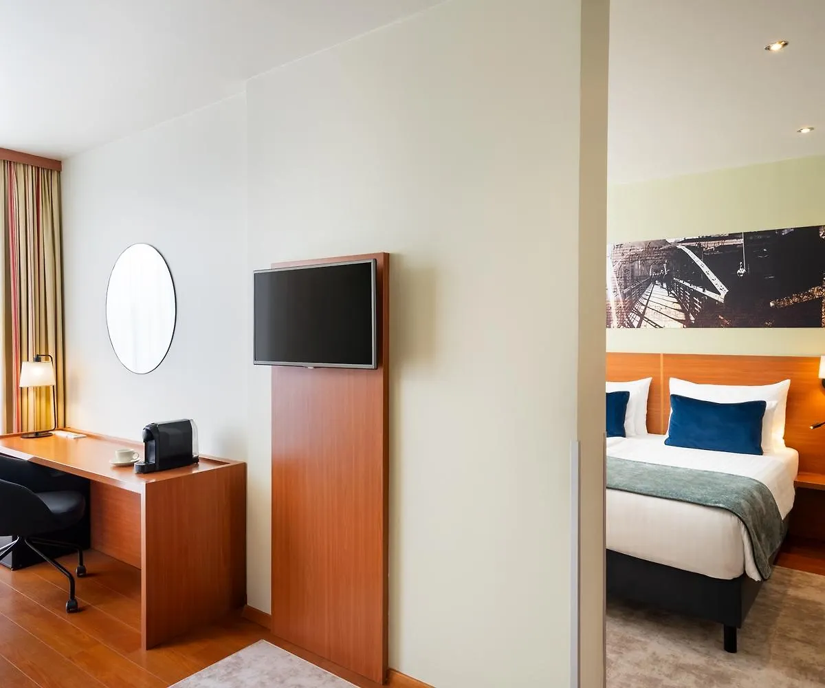 Leonardo Hotel Salzburg Airport Wals-Siezenheim 4*,